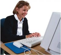 Frau mit Tastatur